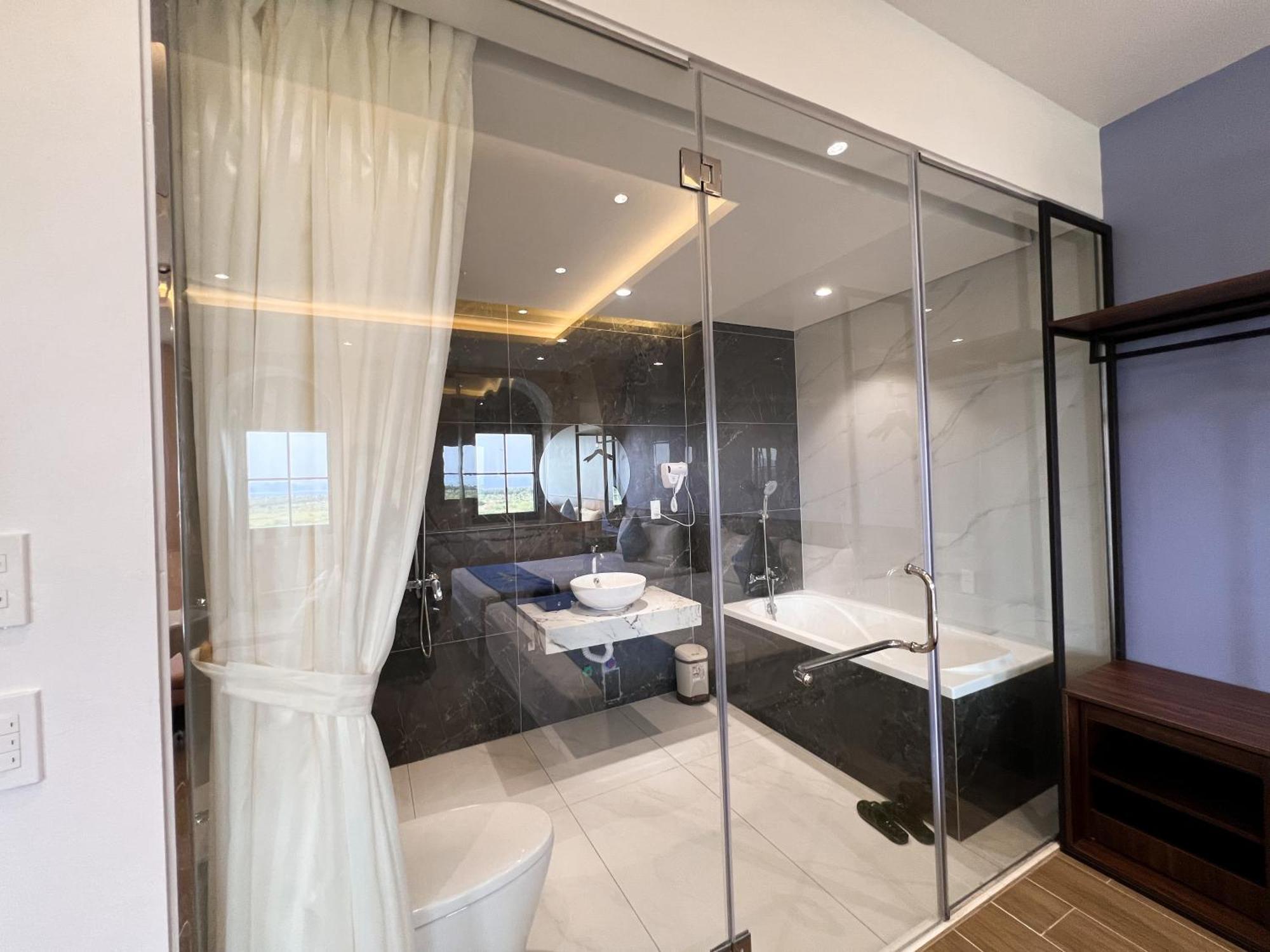 Elysinam Boutique Hotel Ha Long Room photo